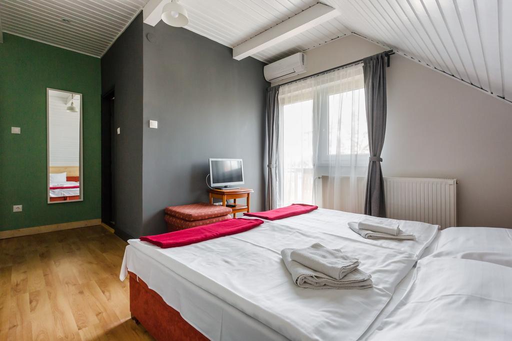 Borbaratok Panzio Hotel Badacsonytomaj Ngoại thất bức ảnh